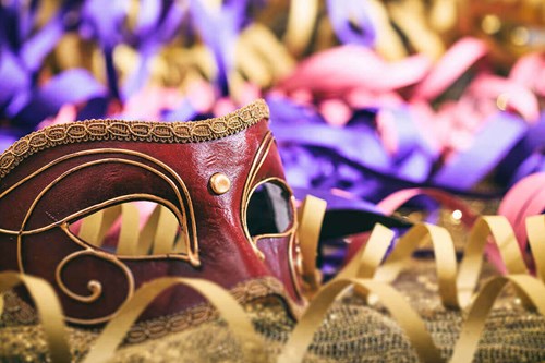 primo piano di maschera di carnevale di venezia colorata