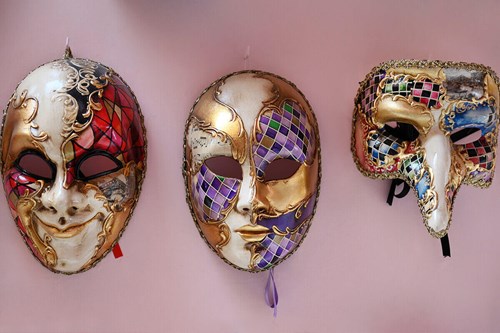 tipiche maschere di carnevale di venezia decorate