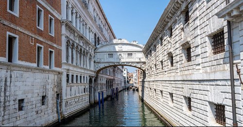 vista del ponte dei sospiri a venezia