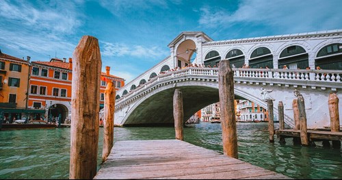 vista dal basso del ponte di rialto a venezia