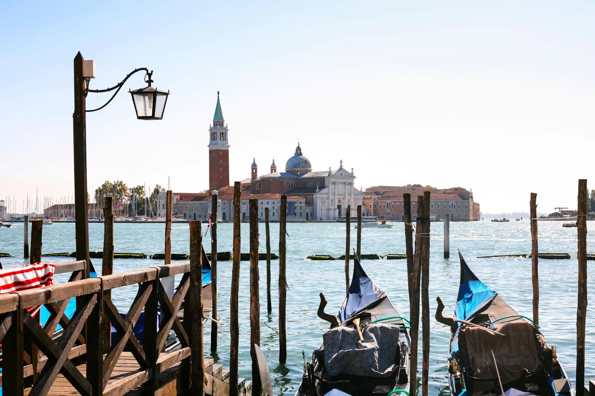 Vista su San Giorgio Maggiore dalle gondole ormeggiate