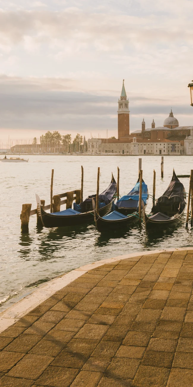 Gondole ormeggiate con vista sull’Isola di San Giorgio Maggiore al tramonto, Venezia