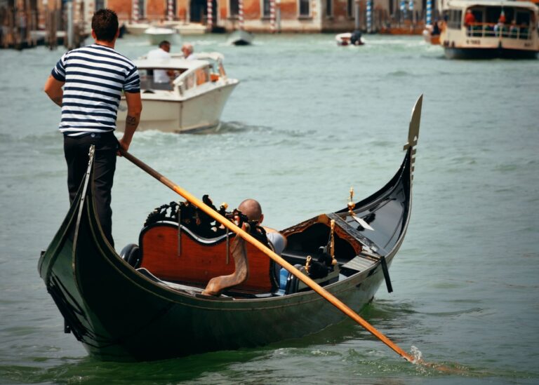 gondolier remo and forcola